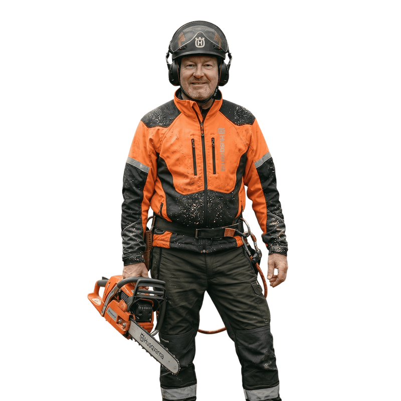 Michael ses med en motorsav i hånden